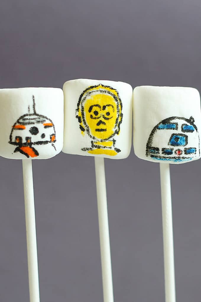 Star Wars marshmallows: How to draw Star Wars droids on marshmallows with food coloring pens. Fun Star Wars party food idea.