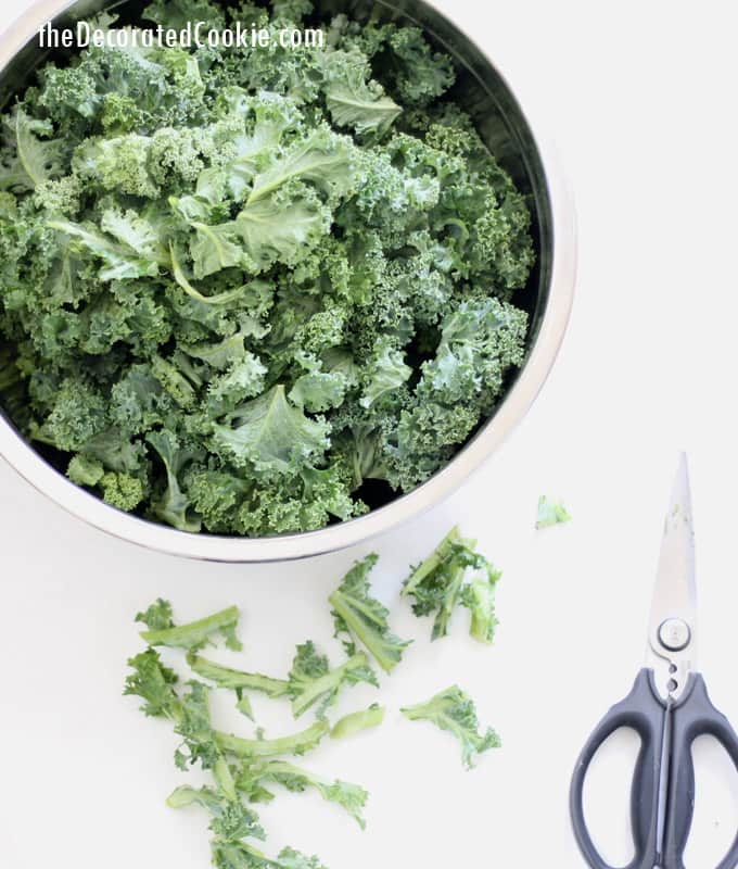 homemade kale powder -- healthy choice, sprinkle nutrition in all your favorite foods. 