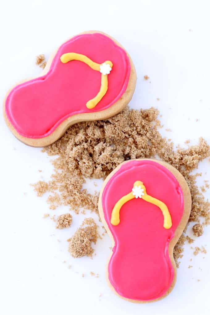 Summer cookies: How to decorate flip flop cookies with Sweet Sugarbelle's cookie cutters. A fun food idea and easy decorated cookie.