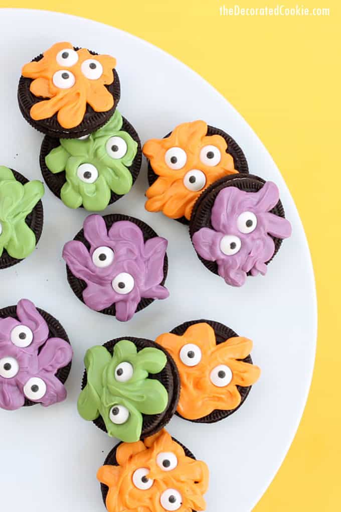 Monster Oreos are a quick and easy Halloween party food idea or just for fun Halloween treat for kids to make. #oreos #halloween #monster #candymelts 