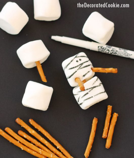 mummy marshmallows for Halloween hot cocoa -- food writers fun