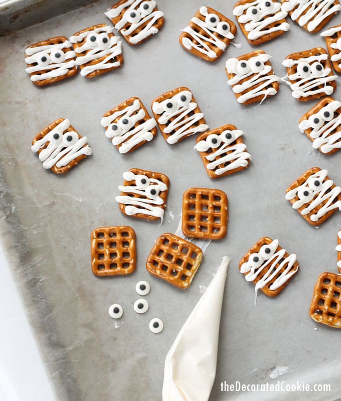 easy mummy pretzel treats for Halloween 