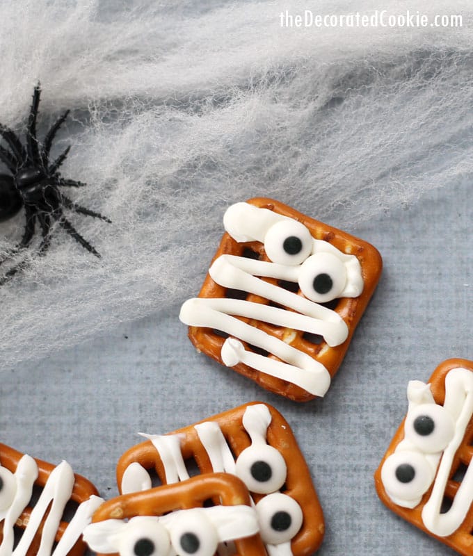 easy mummy pretzel treats for Halloween 