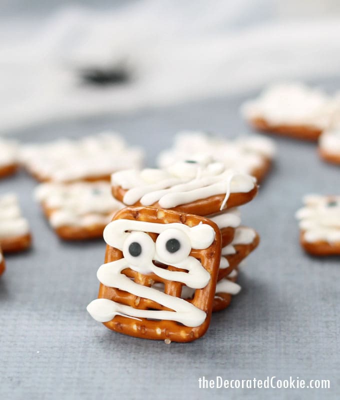 easy mummy pretzel treats for Halloween 