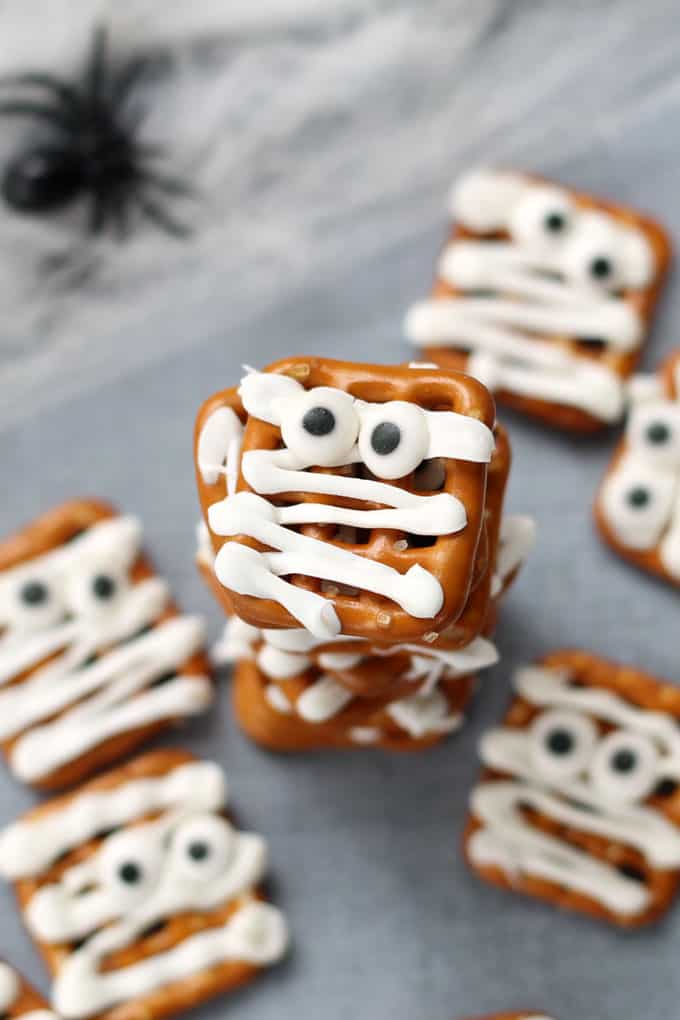 Only 3 ingredients to make these simple and easy mummy pretzels treats for a fun food idea for your Halloween party. Mummy pretzels! #mummy #pretzels #chocolatecoveredpretzels #halloween #funfood #partyfood 