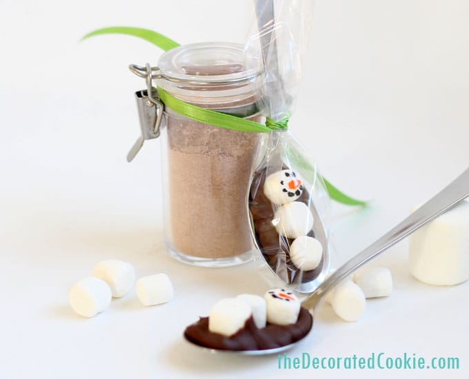 snowman chocolate spoons -- cute homemade Christmas gift idea 