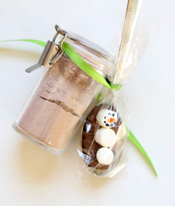 These super simple mini marshmallow snowman chocolate spoons are the cutest little gift idea. Package wth hot chocolate and a mug for a homemade gift.