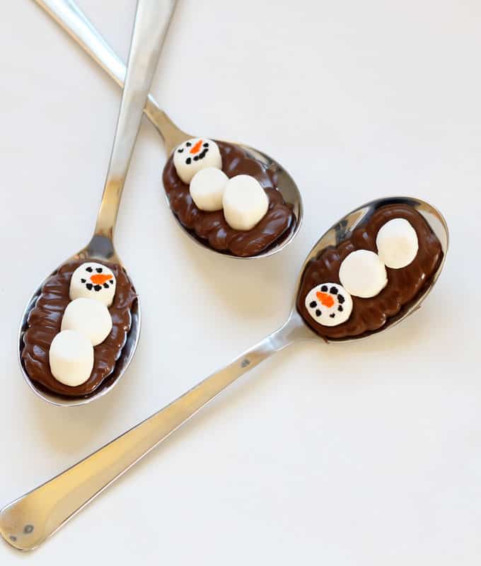 These super simple mini marshmallow snowman chocolate spoons are the cutest little gift idea. Package wth hot chocolate and a mug for a homemade gift.