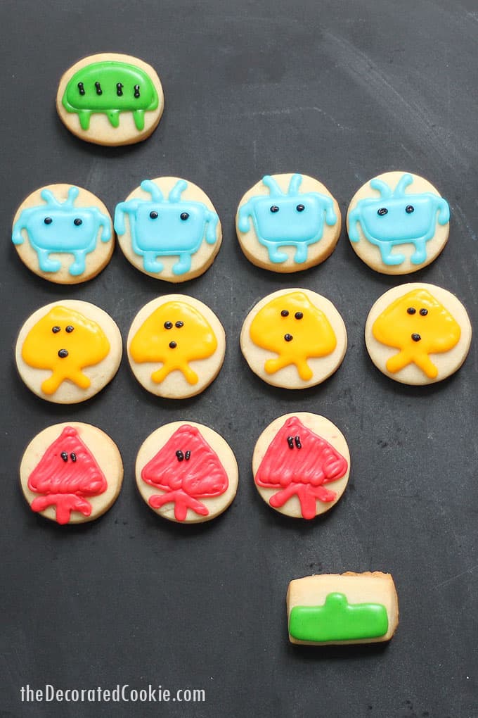 SPACE INVADERS COOKIES -- How to decorate the classic Atari video game cookies with royal icing. Fun 1980s party food idea.