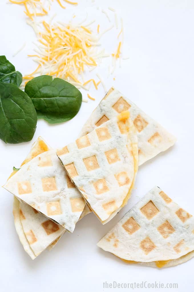 Make waffle iron quesadillas: In 3 minutes, you can have a delicious spinach and cheese quesadilla, thanks to your waffle iron. Video recipe.