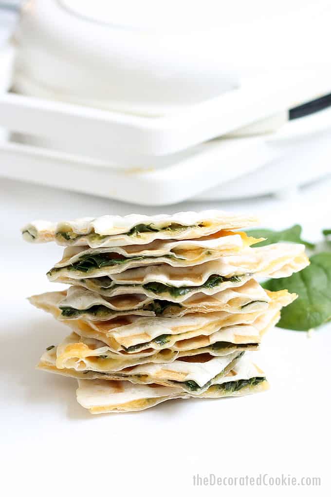 Make waffle iron quesadillas: In 3 minutes, you can have a delicious spinach and cheese quesadilla, thanks to your waffle iron. Video recipe.