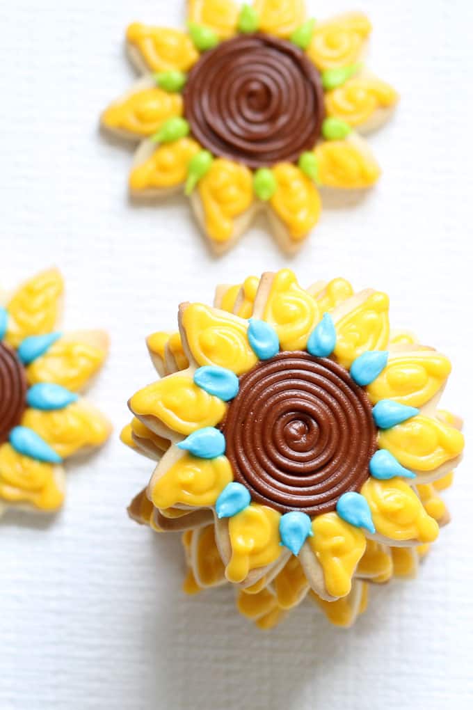 How to decorate sunflower cookies for fall with step-by-step video tutorial and cookie decorating instructions.