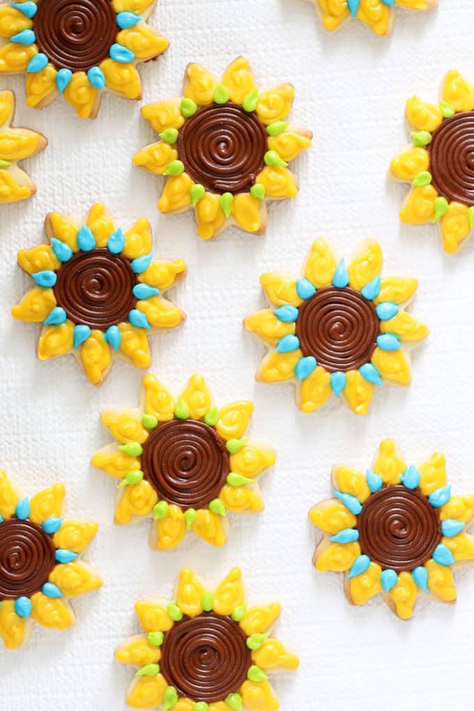 How to decorate sunflower cookies for fall with step-by-step video tutorial and cookie decorating instructions.