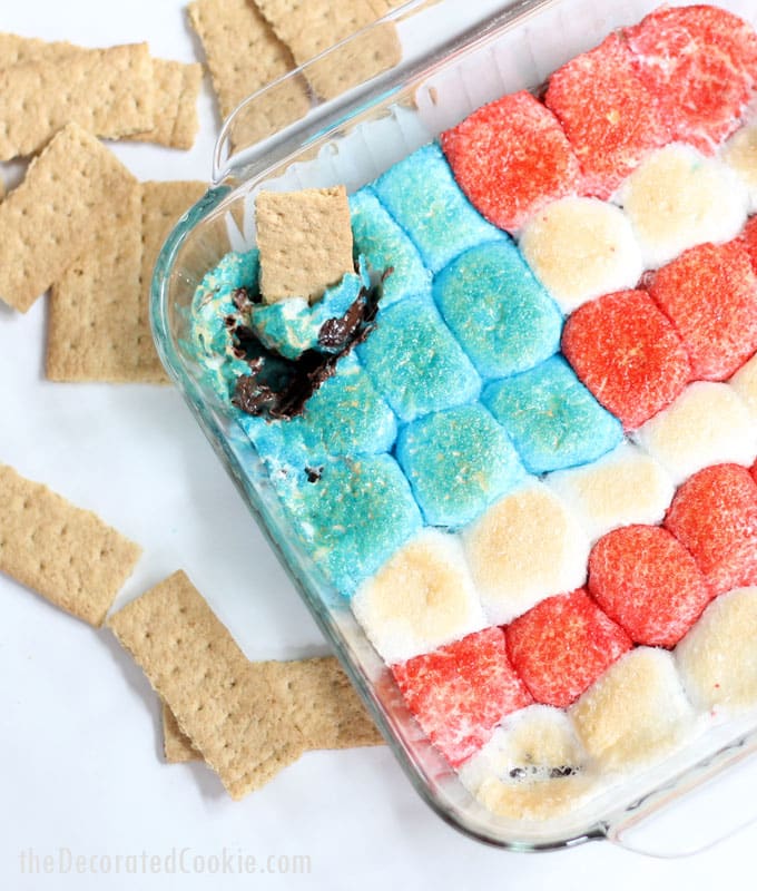 4th of July dessert: This American flag s'mores dip dessert is an easy way to celebrate the 4th of July. Video tutorial included. #smoresdip #smores #4thofJulydessert #4thofJuly #AmericanFlag 