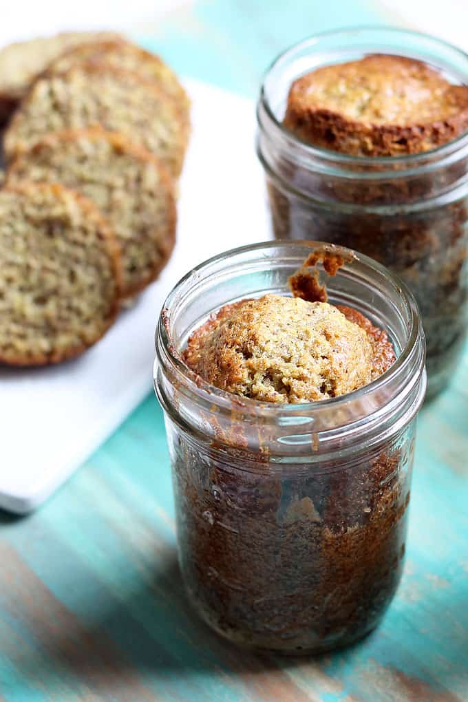 How to bake the BEST BANANA BREAD in a jar. Easy, healthy banana bread baked in cute mason jars with video recipe. Perfect homemade gift idea.