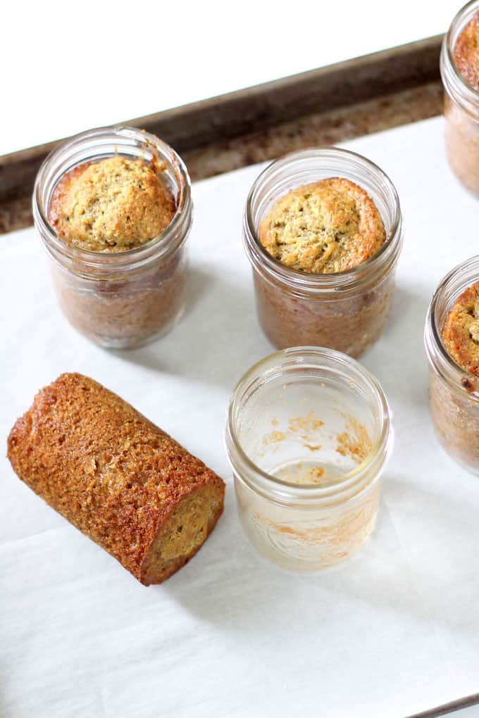 How to bake the BEST BANANA BREAD in a jar. Easy, healthy banana bread baked in cute mason jars with video recipe. Perfect homemade gift idea.
