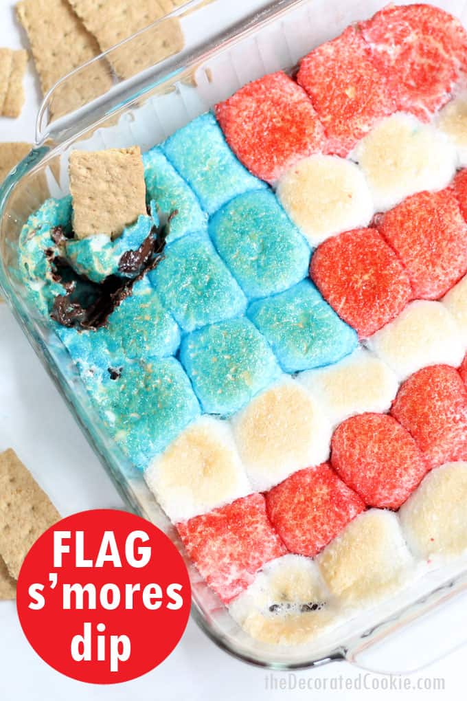 4th of July dessert: This American flag s'mores dip dessert is an easy way to celebrate the 4th of July. Video tutorial included. #smoresdip #smores #4thofJulydessert #4thofJuly #AmericanFlag 