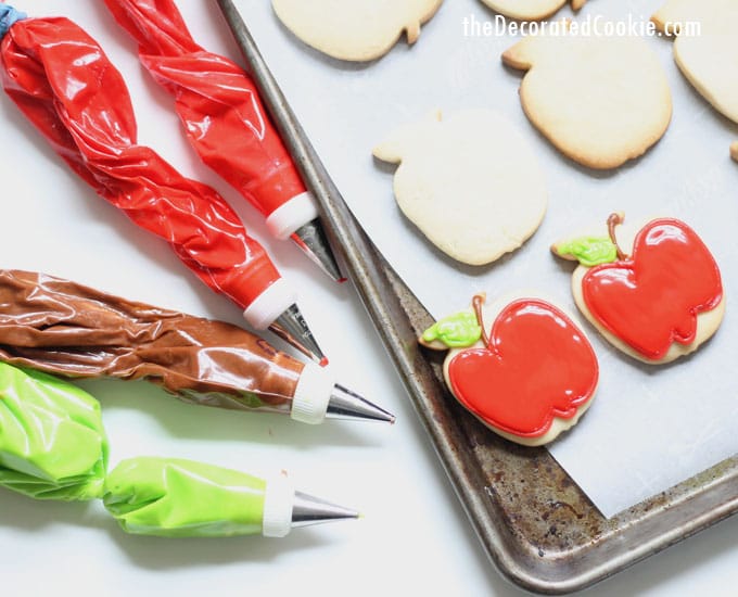 how to decorate apple cookies -- VIDEO how-tos --teacher appreciation, back to school 