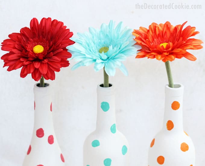 how to paint wine bottles -- painted polka dot wine bottle vases -- easy home decor DIY 