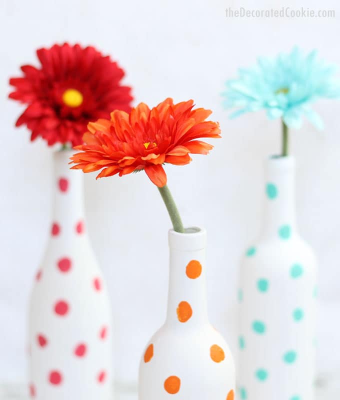 how to paint wine bottles -- painted polka dot wine bottle vases -- easy home decor DIY 