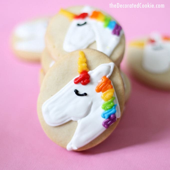 how to decorate simple unicorn cookies -- unicorn food -- unicorn party 