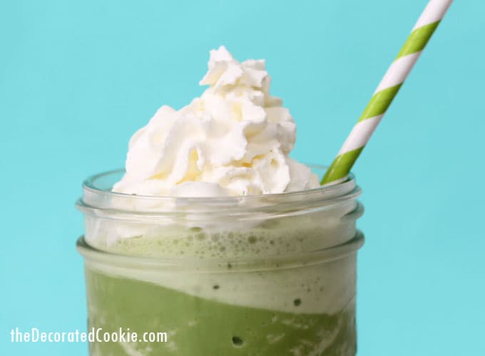 copycat Starbucks green tea frappuccino -- a healthier, less expensive, delicious homemade version of the smoothie 
