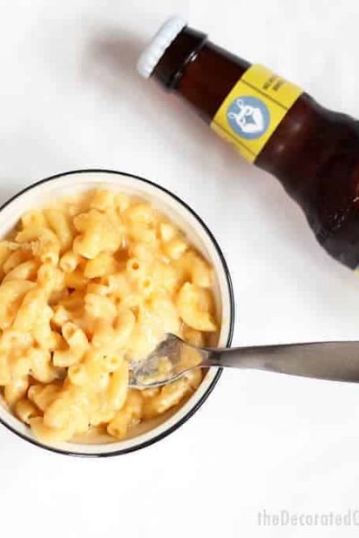 crock pot beer mac and cheese -- super creamy and delicious EASY slow cooker recipe for macaroni and cheese with beer