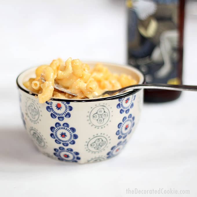 crock pot beer mac and cheese -- super creamy and delicious EASY slow cooker recipe for macaroni and cheese with beer 