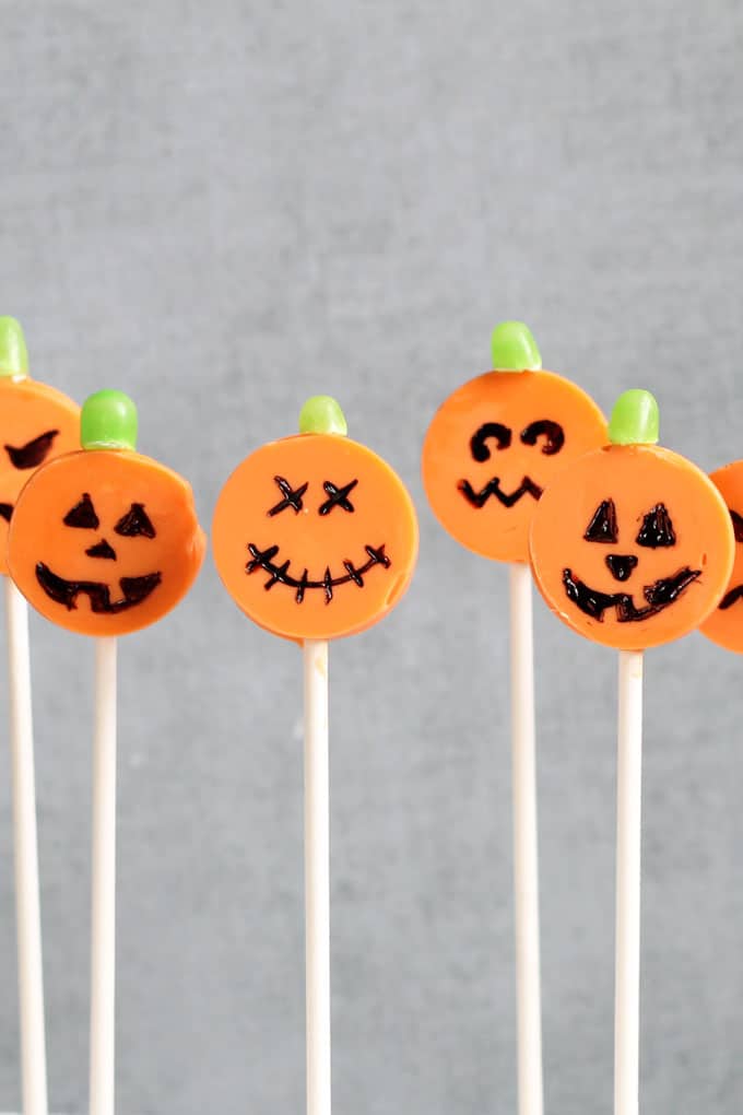 Jack O' Lantern candy pops! This fun food for Halloween is easy to make with the silicone lollipop mold. Chocolate Halloween lollipops.