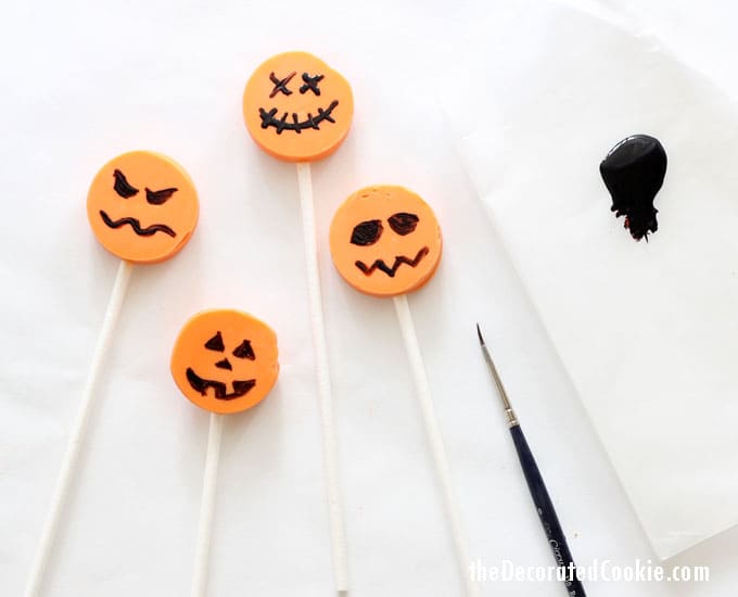 easy Halloween treat idea --chocolate pumpkin pops -- Jack O' Lantern candy pops