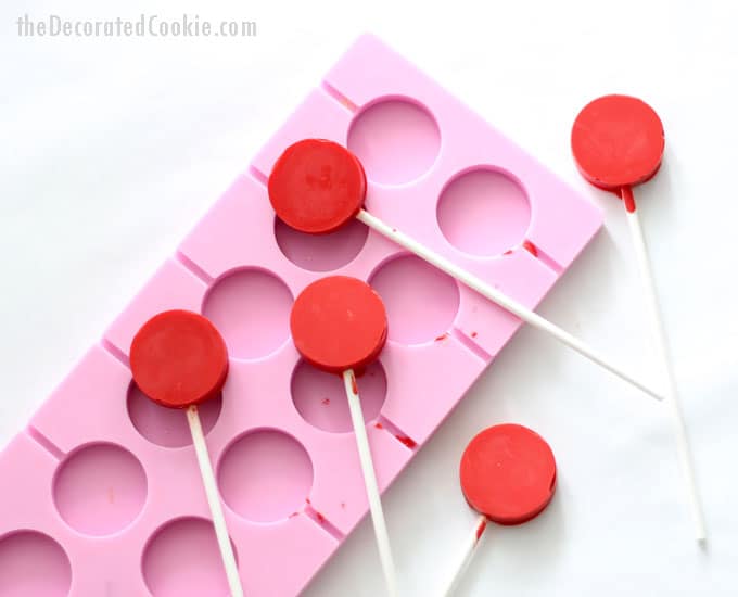 easy Mickey Mouse candy pops -- Disney food idea