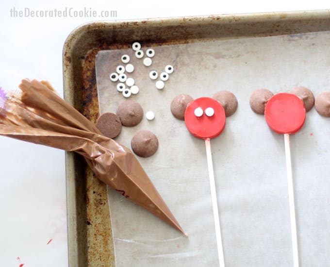 easy Mickey Mouse candy pops -- Disney food idea