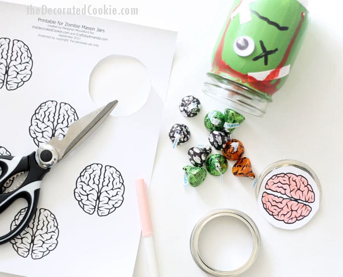 zombie mason jars with FREE brains printable -- Halloween craft -- Halloween decor 