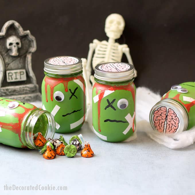 zombie mason jars with FREE brains printable -- Halloween craft -- Halloween decor 