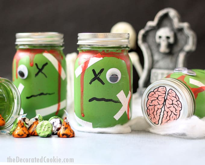 zombie mason jars with FREE brains printable -- Halloween craft -- Halloween decor 