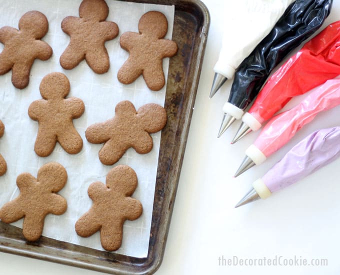 how to make Halloween gingerbread men -- traditional gingerbread man cookies with spooky skeletons (with anatomy) hiding underneath! 