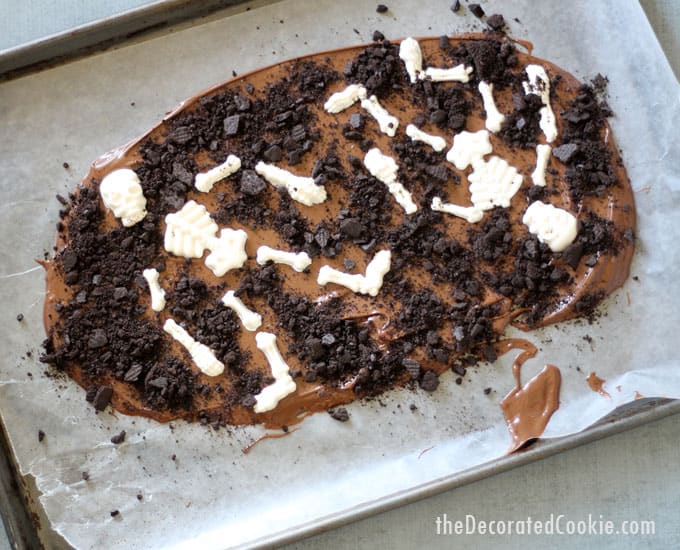 how to make graveyard chocolate bark, a fun food treat for Halloween!