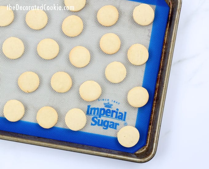 round cookies on tray 