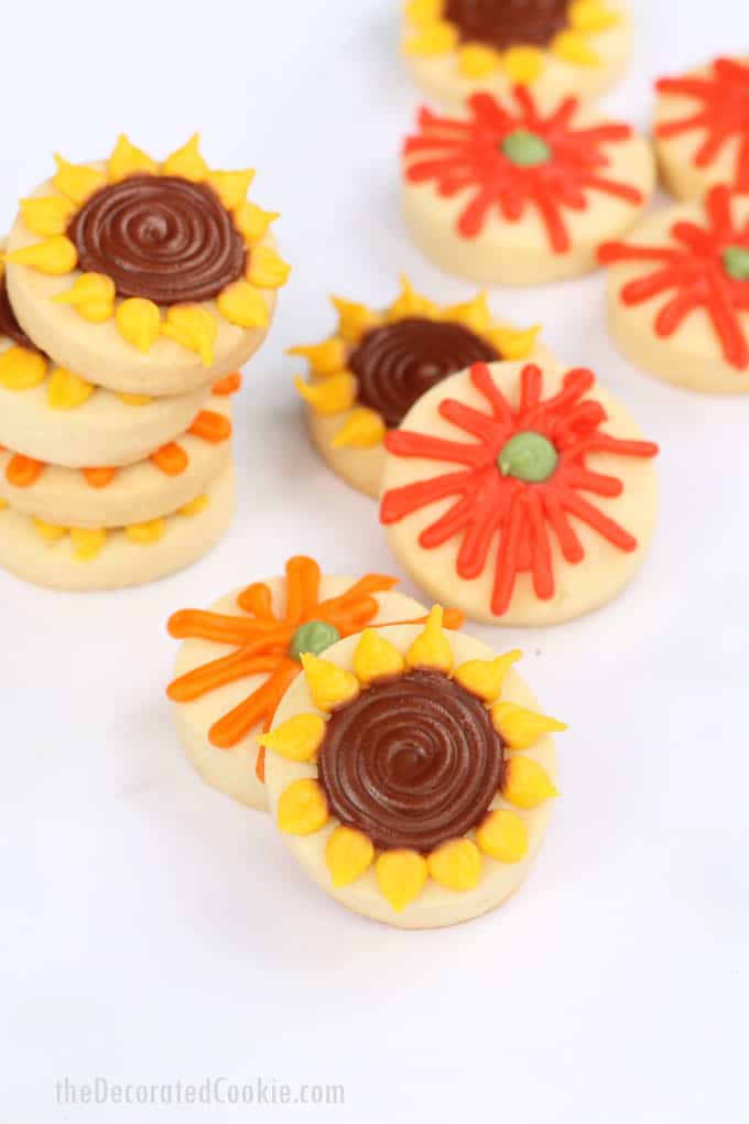 simple decorated flower cookies 