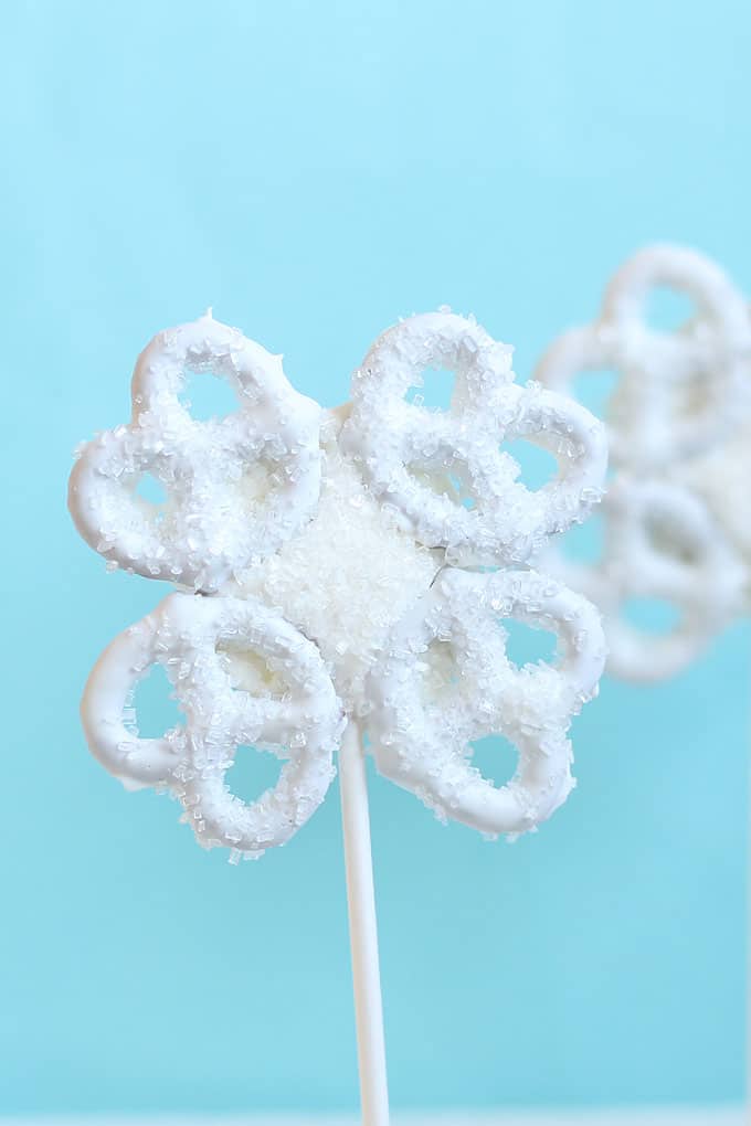 SNOWFLAKE PRETZELS These pretty snowflake pretzels pops combine the salty sweet flavors of chocolate and pretzels, and they are so easy to make. A perfect Christmas or winter treat.