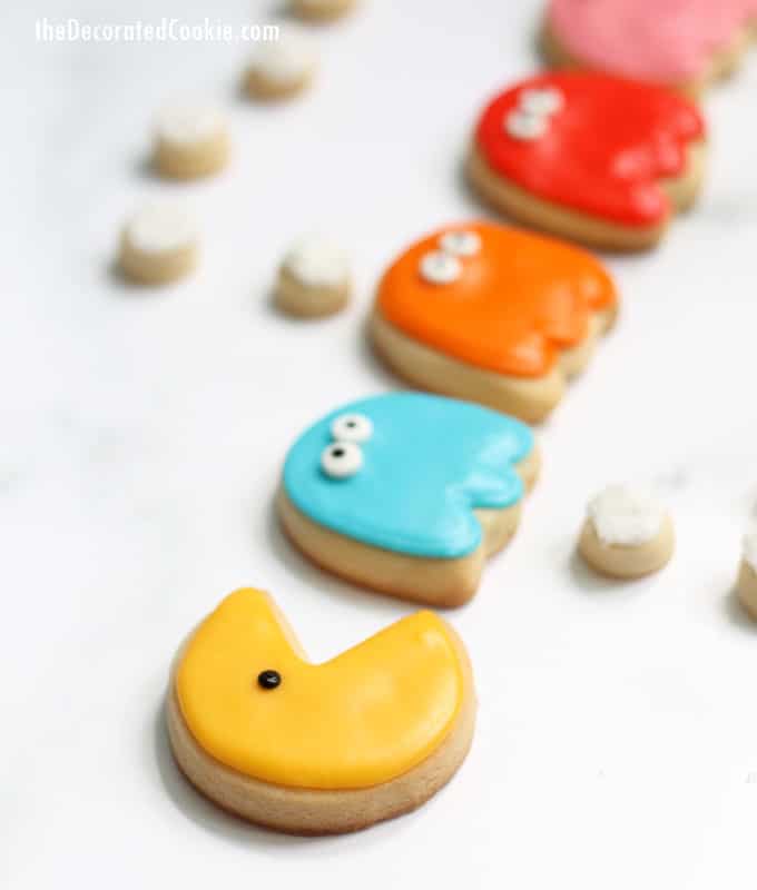 How to decorate Pac Man cookies... Fun food idea for your 1980s party. '80s video game cookies