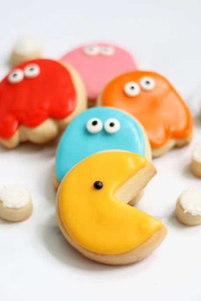 How to decorate Pac Man cookies... Fun food idea for your 1980s party. '80s video game cookies #pacman #cookies #80s