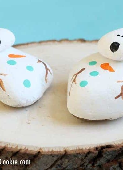 How to paint rocks: This winter, make melting snowman painted rocks. A cute, fun craft for kids or adults. Decorate your garden, indoor plants, or leave outdoors as a surprise.
