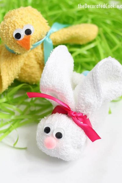 EASY wash cloth animals: These wash cloth bunnies and chicks take minutes to make and are a cute addition to an Easter basket or baby shower gift. Video how-tos.
