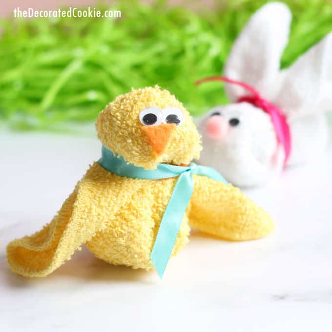 EASY wash cloth animals: These wash cloth bunnies and chicks take minutes to make and are a cute addition to an Easter basket or baby shower gift. Video how-tos. 