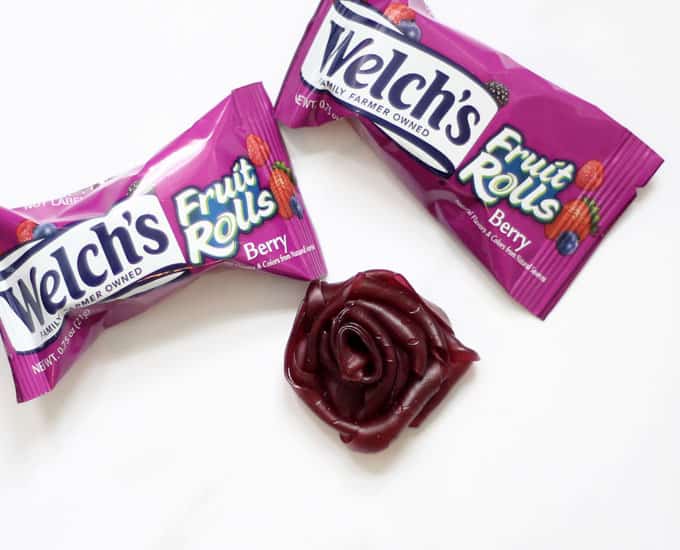 Fruit Roll rose bouquet! How to make gorgeous, EASY, fruit roll roses (flowers) with Welch's Fruit Rolls. A fun, kid-friendly food craft for spring. Use as cake, cookie, or cupcake toppers, OR, make a fruit roll rose bouquet as a gift for Mother's Day or birthdays. #WelchsFruitRolls #UnrollTheFun #sponsored #ad