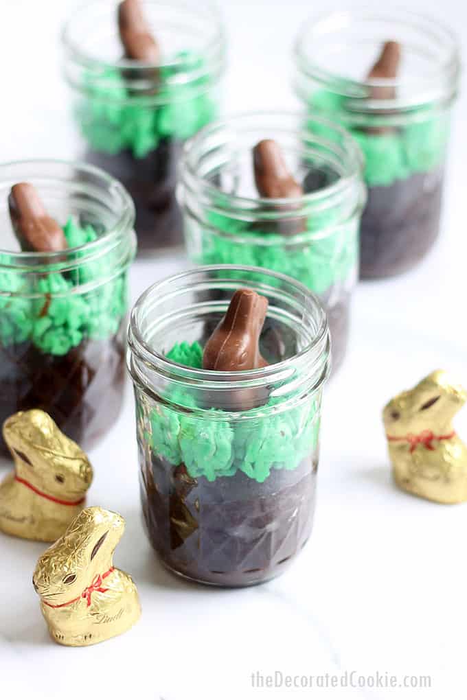 How to make chocolate Easter cupcakes in a jar with grass and mini chocolate Easter bunnies, a cute mason jar food idea for Easter dessert. Video.