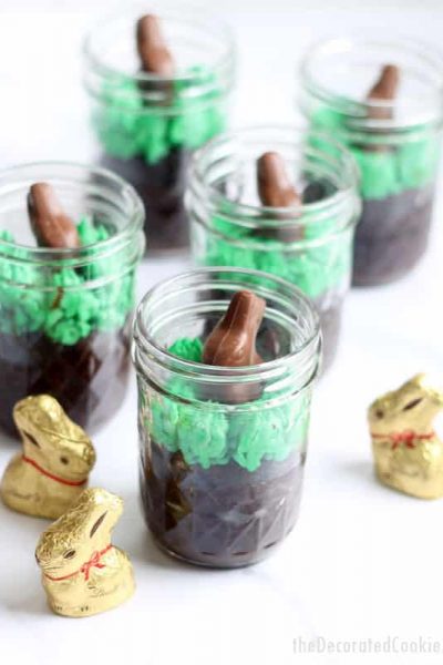 EASY chocolate Easter Bunny cupcakes in a jar! Fun food dessert for Easter and spring. #MasonJars #EasterDesserts #EasterBunny #EasterCupcakes