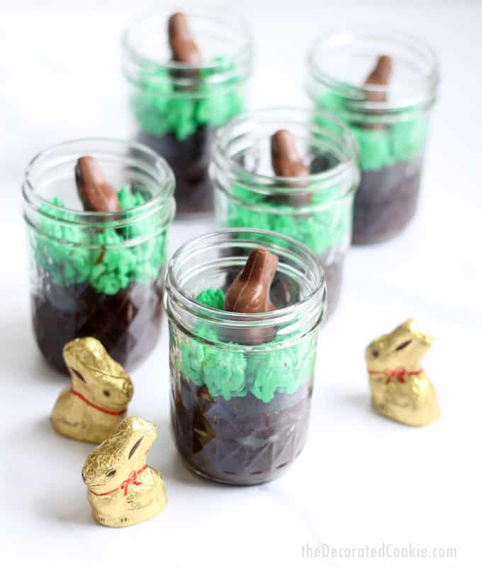 EASY chocolate Easter Bunny cupcakes in a jar! Fun food dessert for Easter and spring. #MasonJars #EasterDesserts #EasterBunny #EasterCupcakes 