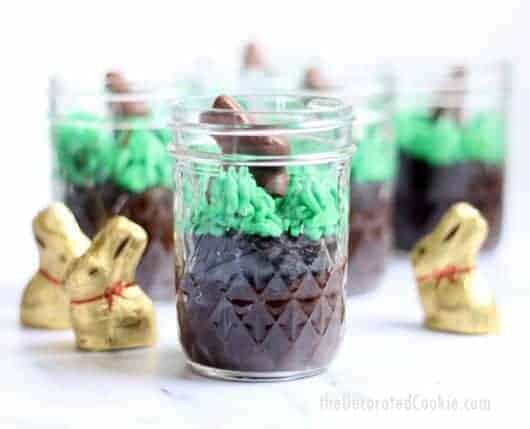 How to make Easter cupcakes in a jar, a cute mason jar food idea.